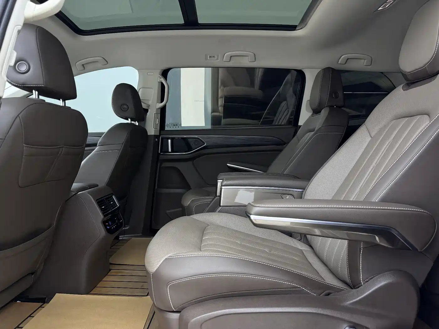 Volkswagen Viloran 2022 380TSI Premium Edition фото 13