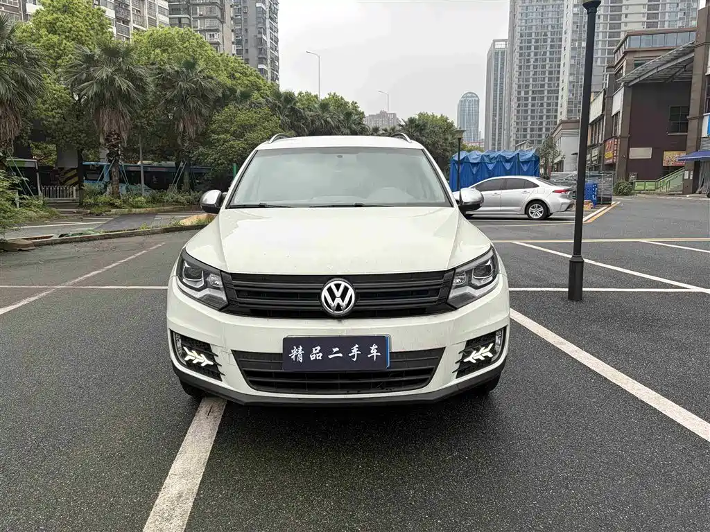 VOLKSWAGEN TIGUAN