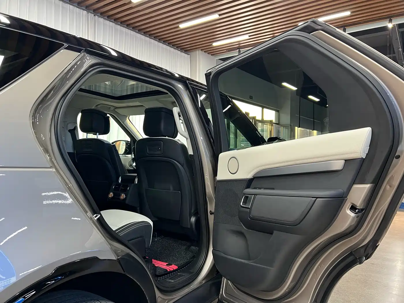 Land Rover Discovery 2021 360PS R-Dynamic HSE фото 12