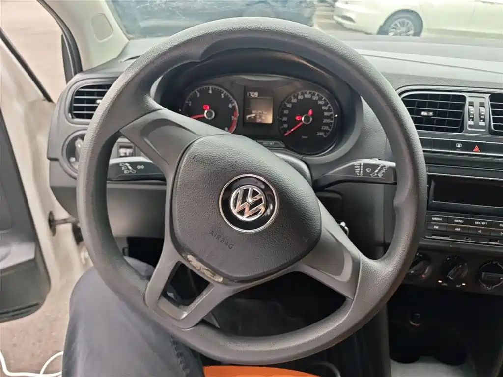 Volkswagen Polo 2014 1.4L Manual Trend Edition фото 11