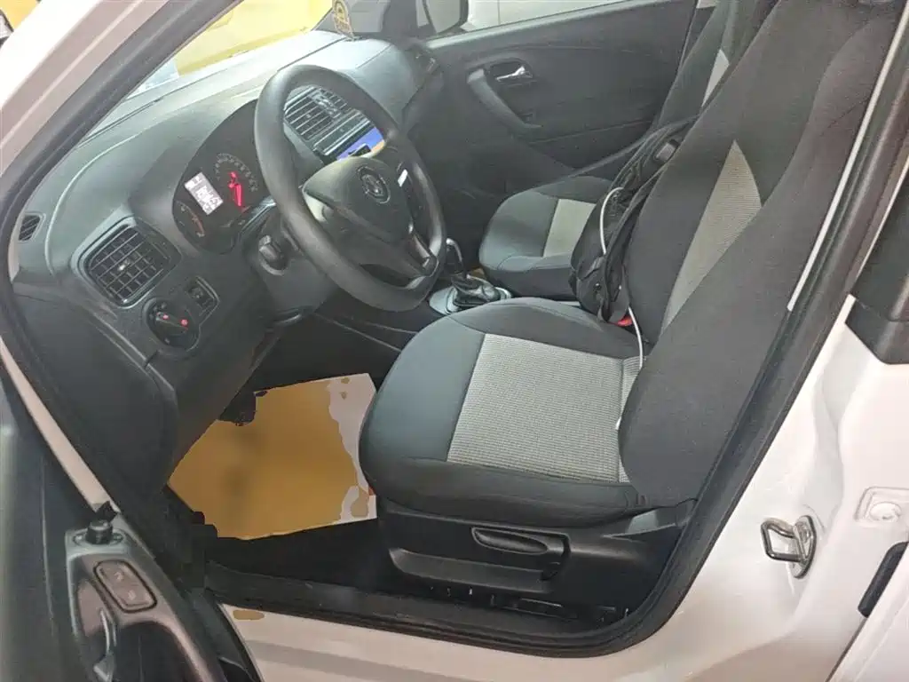 Volkswagen Polo 2016 1.4L Automatic Trend фото 15