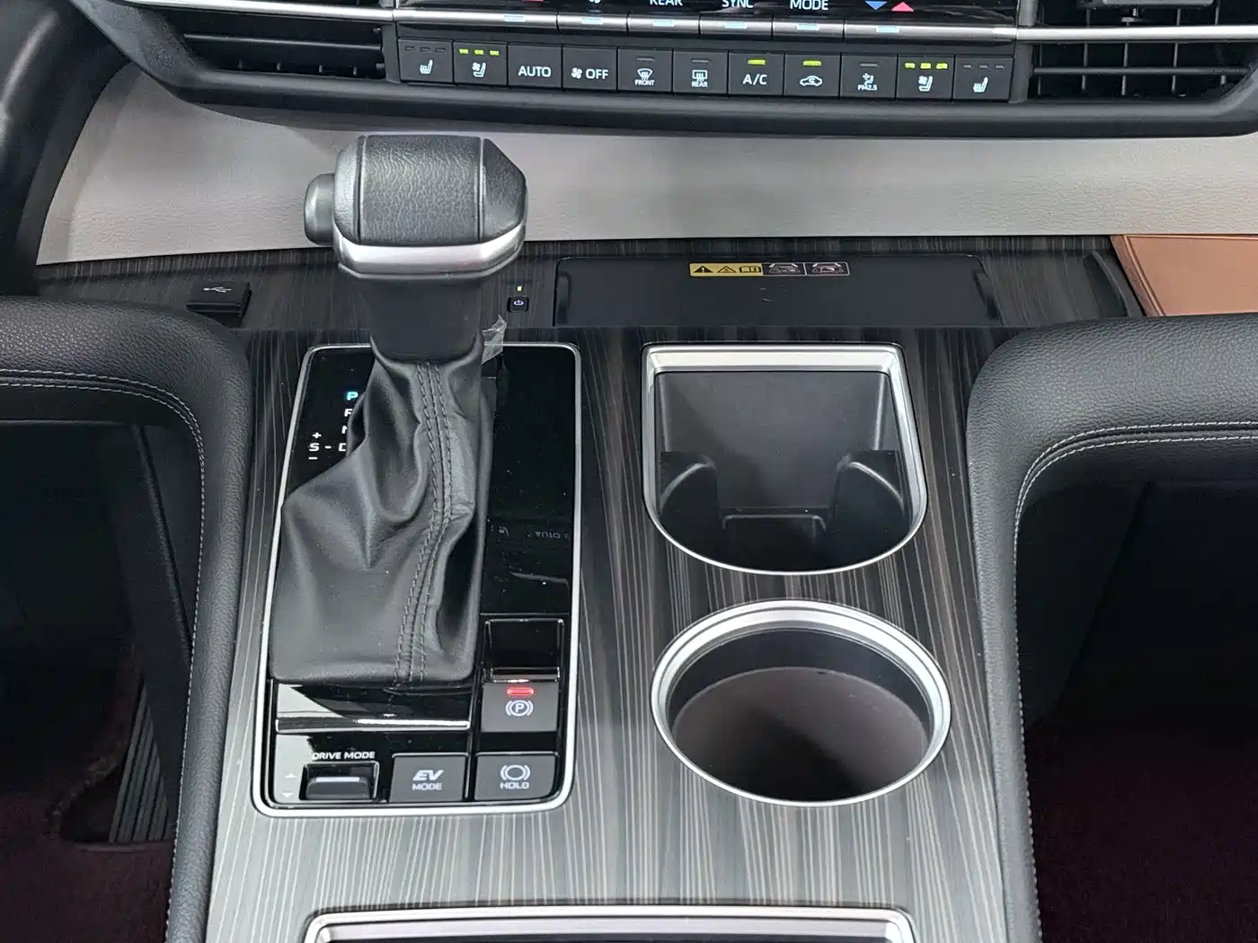 Photo 16 - Toyota Granvia