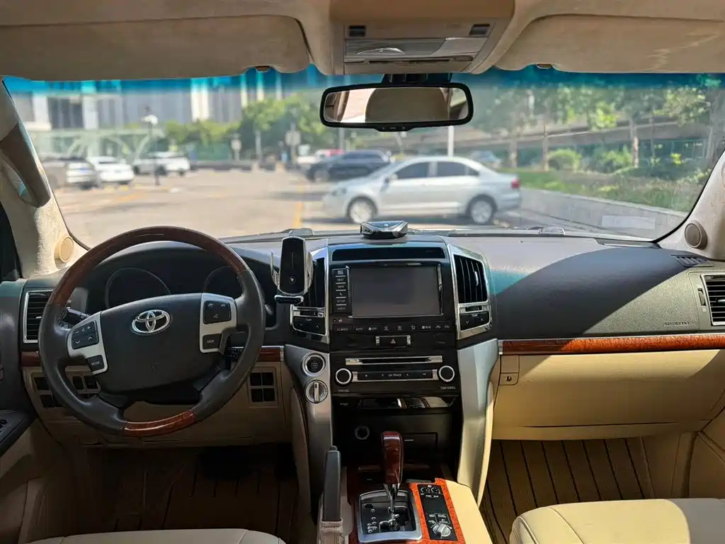 Toyota Land Cruiser 2012 4.6L Automatic VX-R фото 5