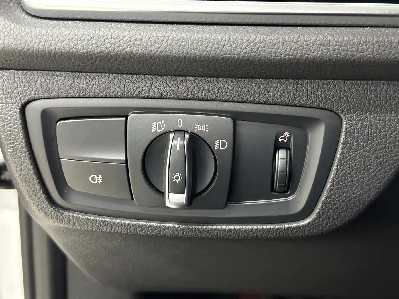 BMW 1 Series 2023 120i M Sport Shadow Edition фото 8