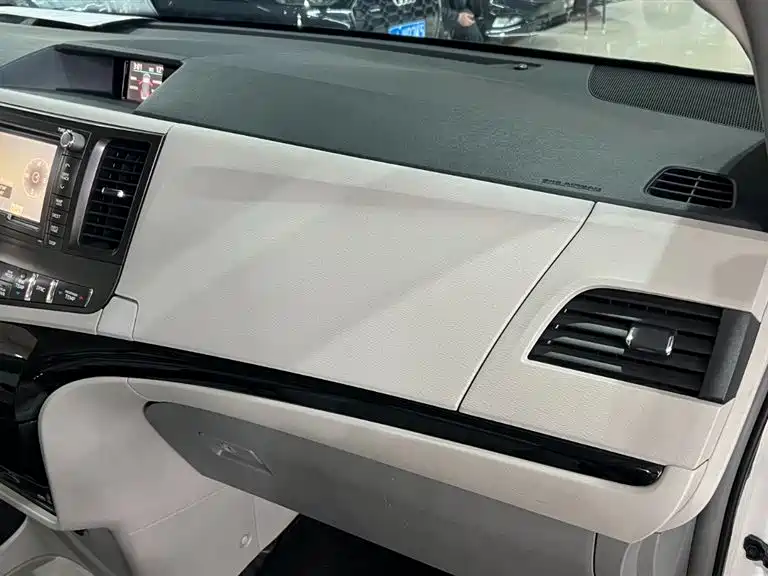 Toyota Sienna 2013 3.5L 4WD Automatic фото 13