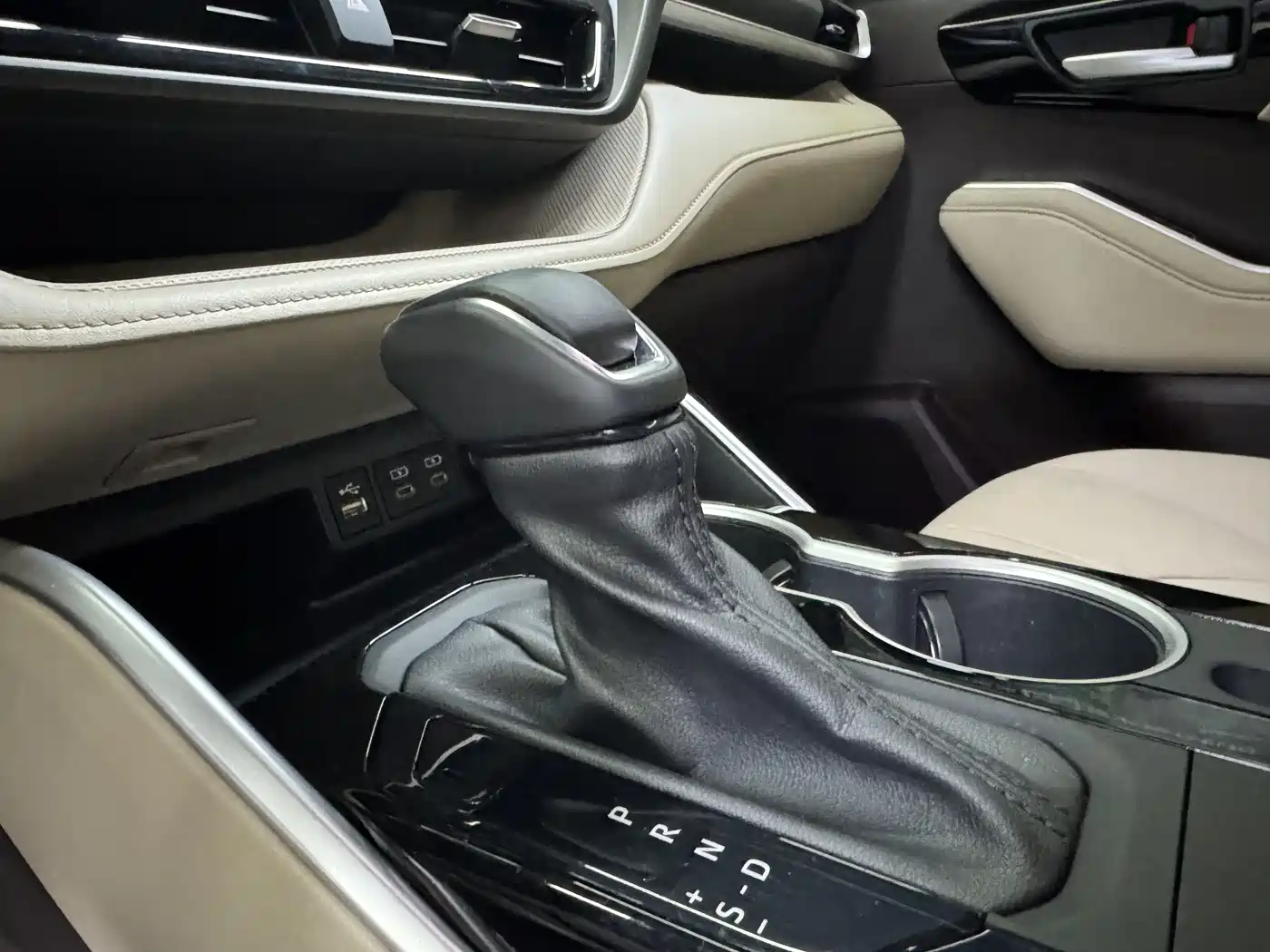 Toyota Highlander 2022 Model Dual Engine 2.5L 4WD Premium Edition 7-Seater фото 12