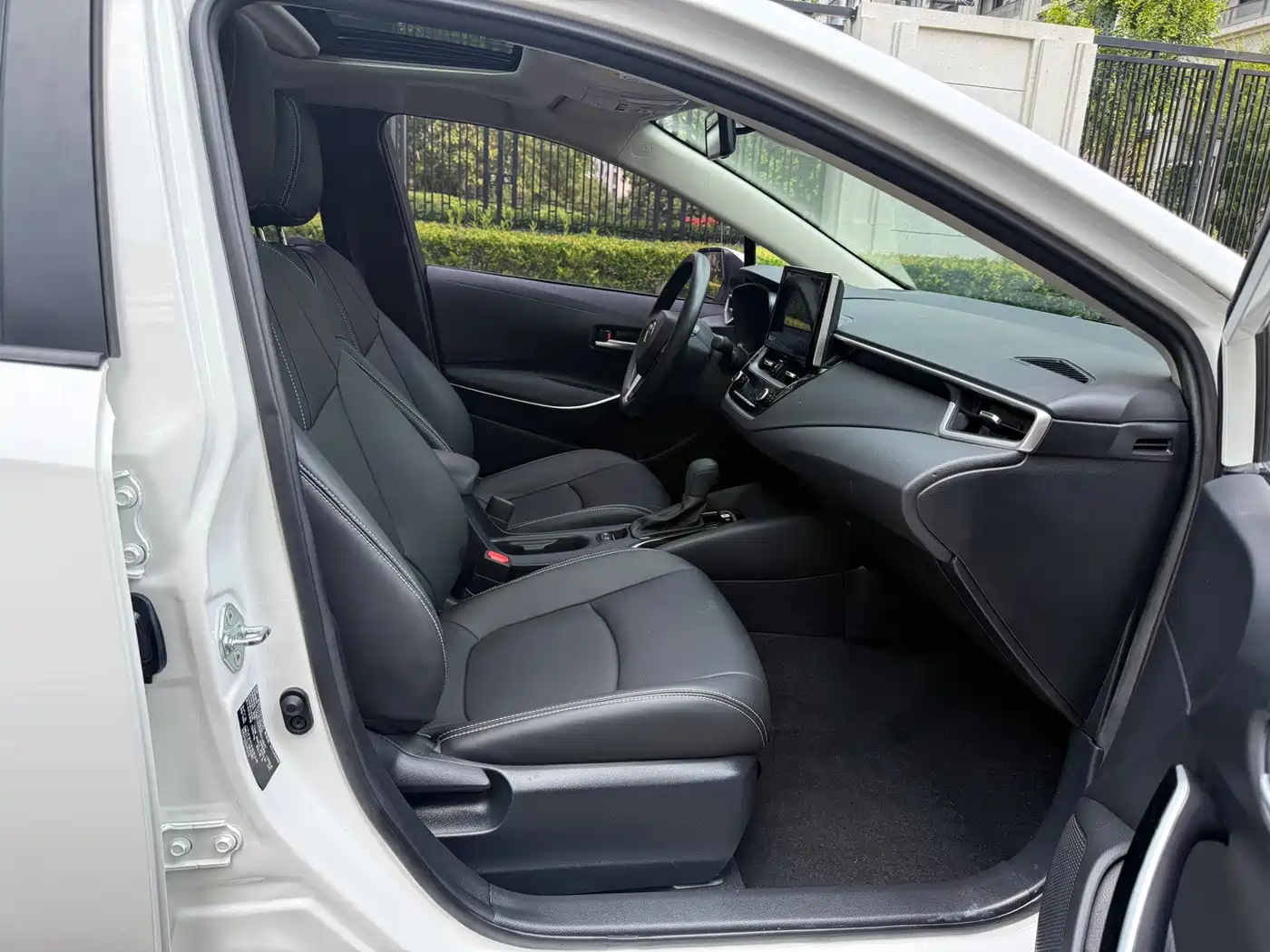 Toyota Corolla 2021 Hybrid 1.8L E-CVT Pioneer Edition фото 16