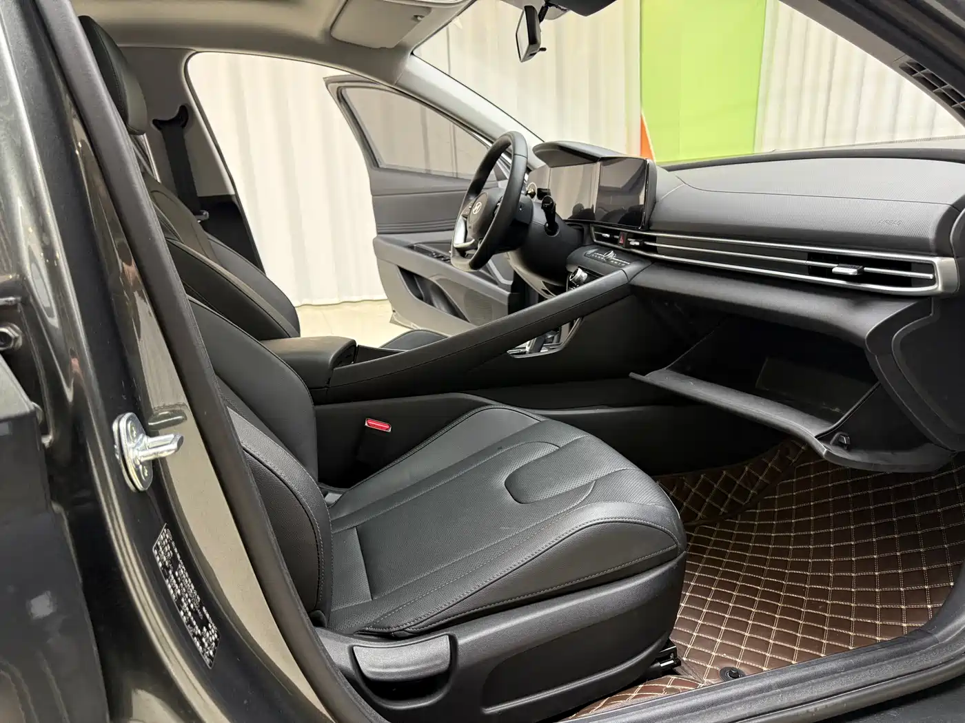 Hyundai Elantra 2023 Model 1.5L CVT LUX Premium Edition фото 10