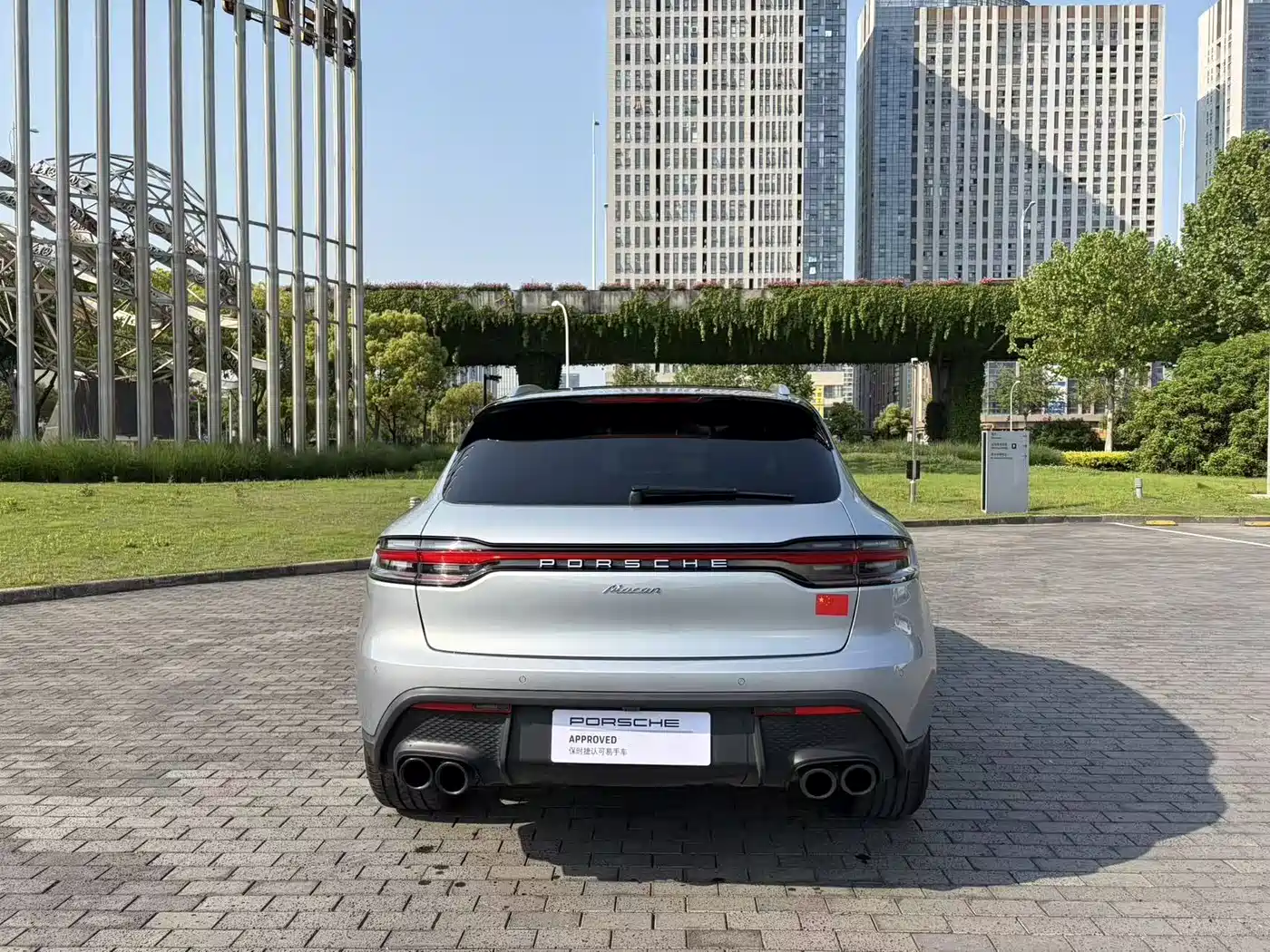 PORSCHE MACAN