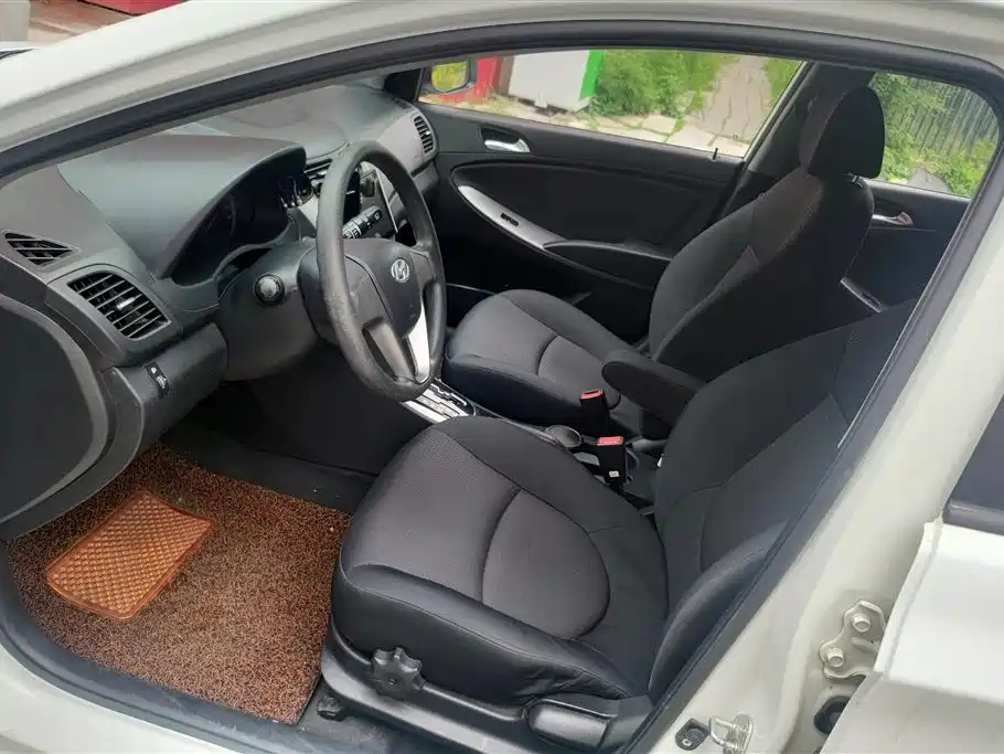Hyundai Reina 2014 Model 1.4L Automatic GLX фото 9