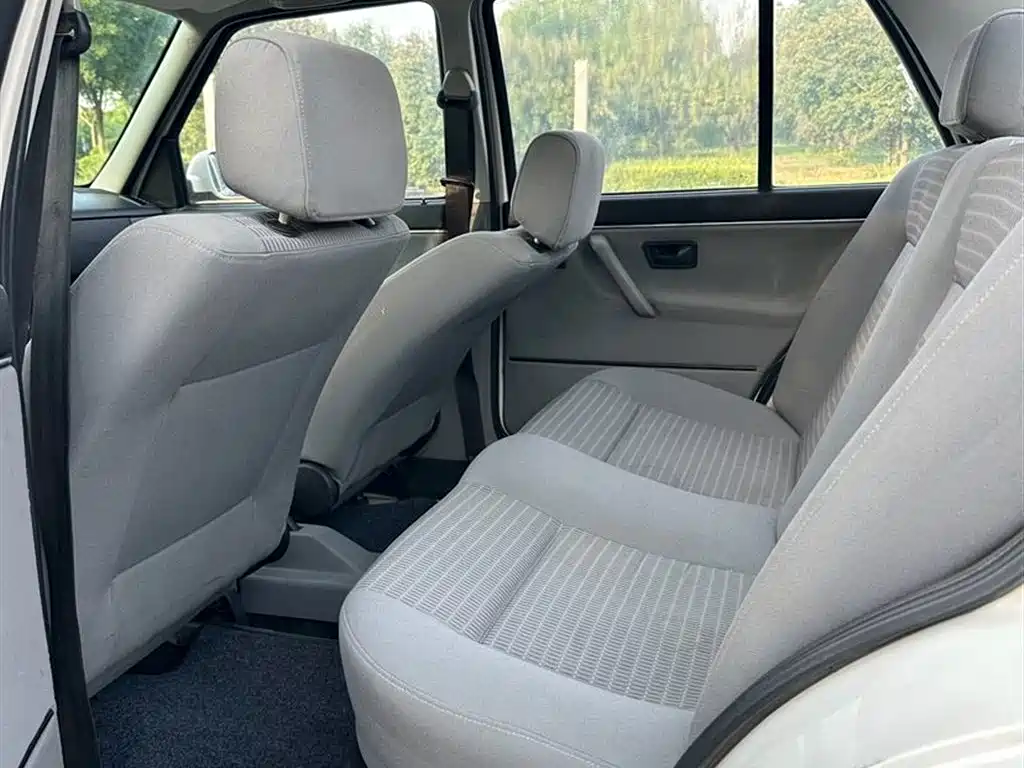 Volkswagen Jetta 2012 1.6L Avant-garde фото 7
