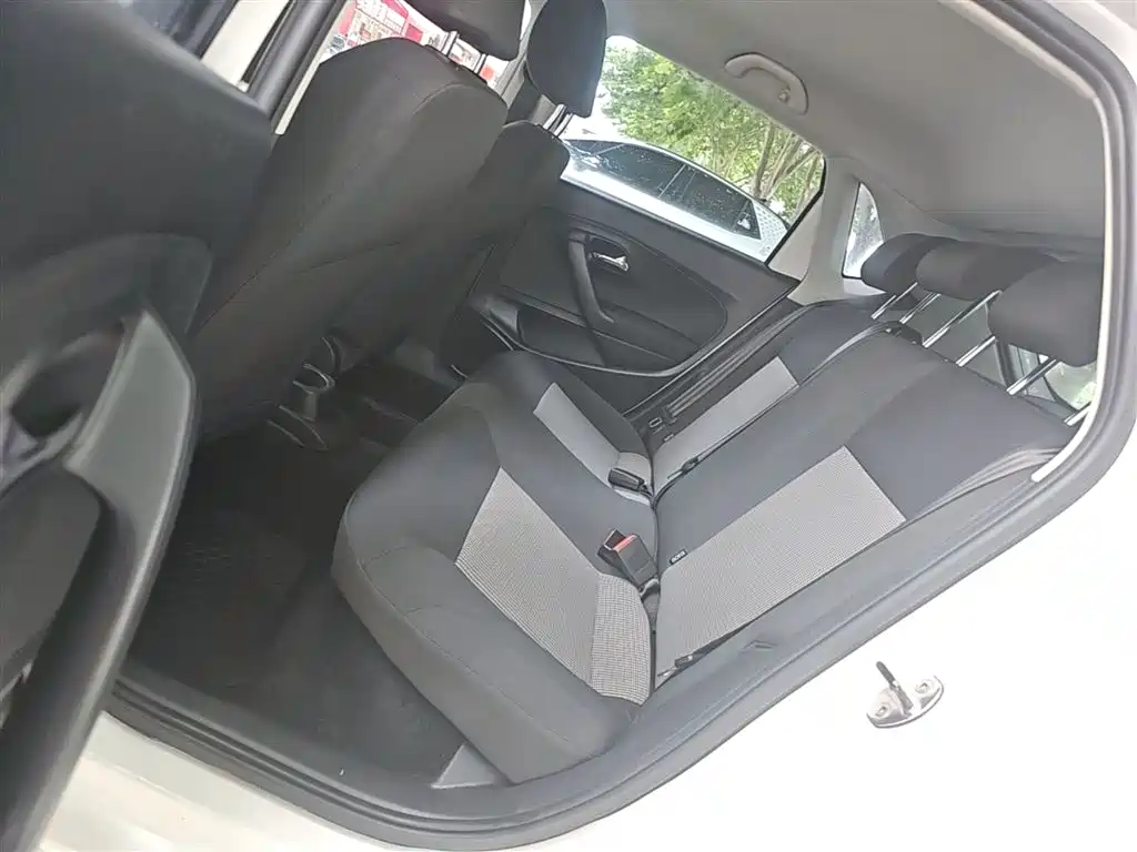 Volkswagen Polo 2016 1.4L Automatic Trend фото 17
