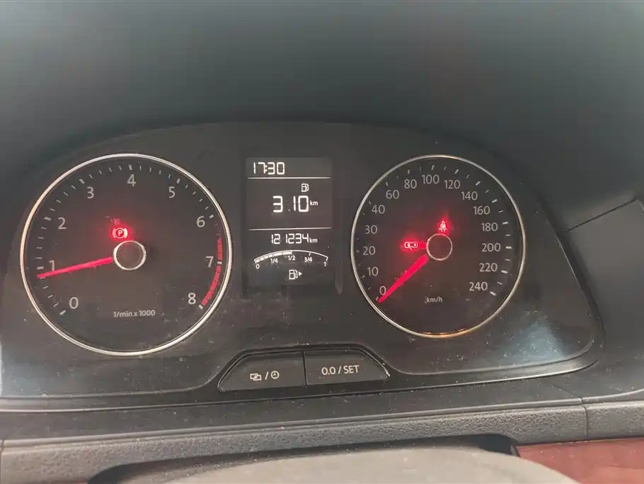 Volkswagen Lavida 2013 Facelift Classic 1.6L Manual Comfort фото 14