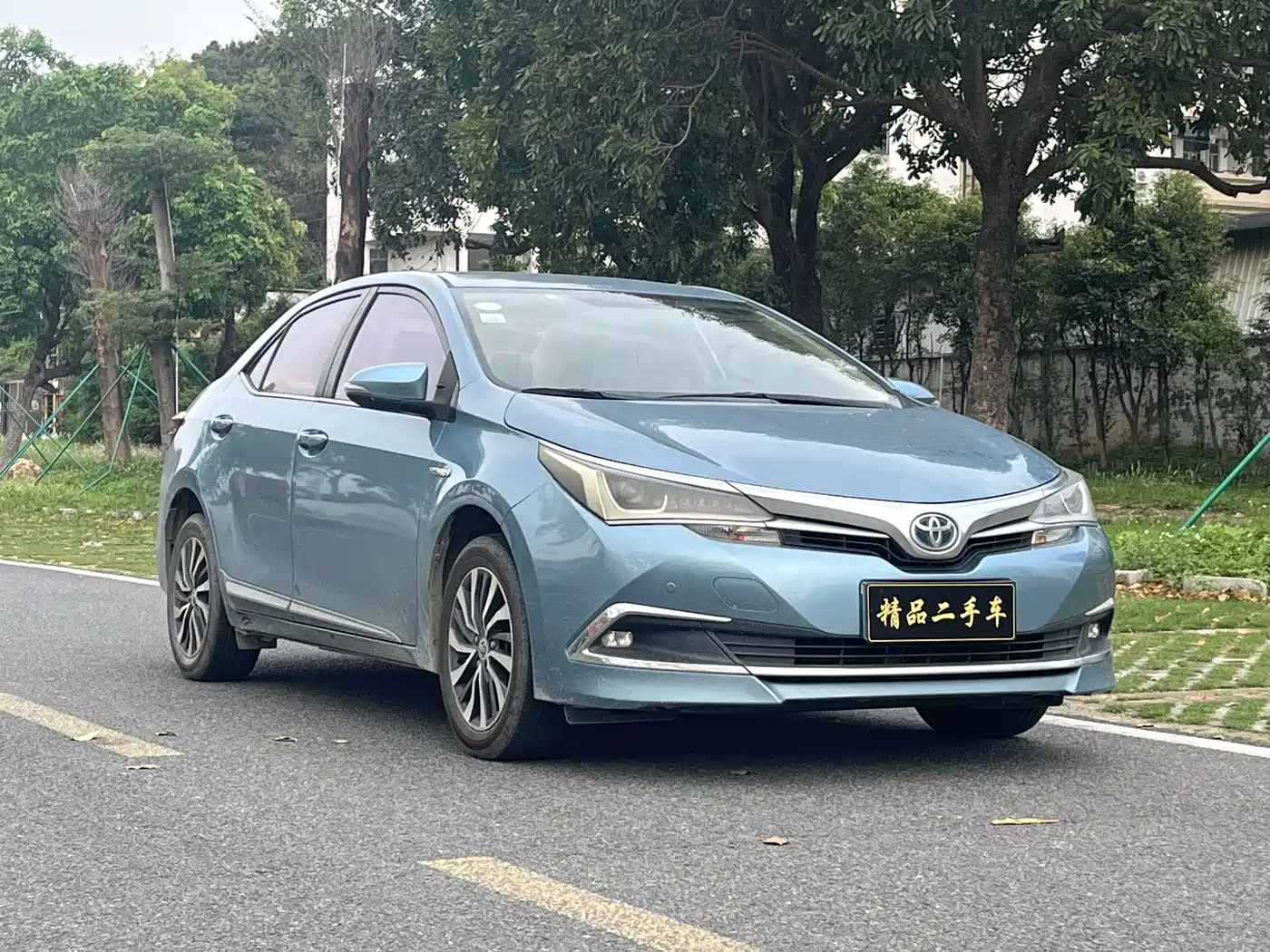 Toyota Corolla 2016 Dual Hybrid 1.8L E-CVT Elite Edition фото 3