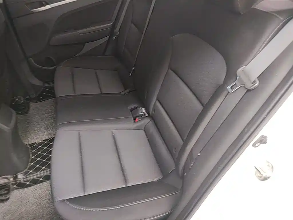 Hyundai Elantra 2016 1.6L Manual Smart & Vibrant Model фото 17
