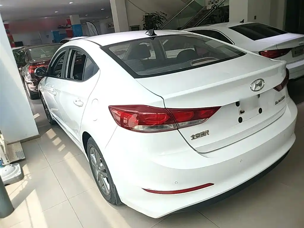 Hyundai Elantra 2016 1.6L Manual Smart & Vibrant Model фото 5