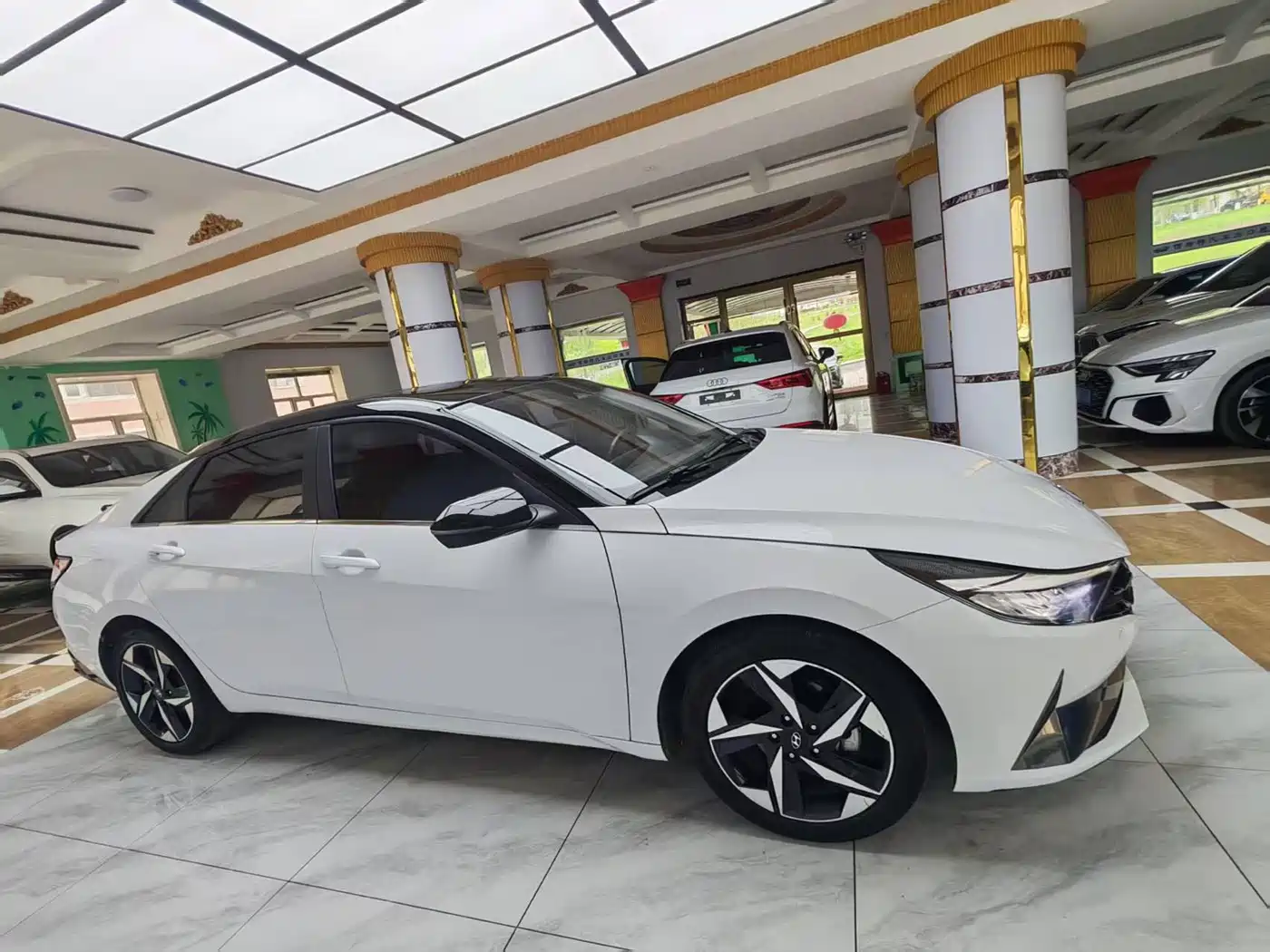 Hyundai Elantra 2022 1.5L CVT LUX Premium Edition фото 5