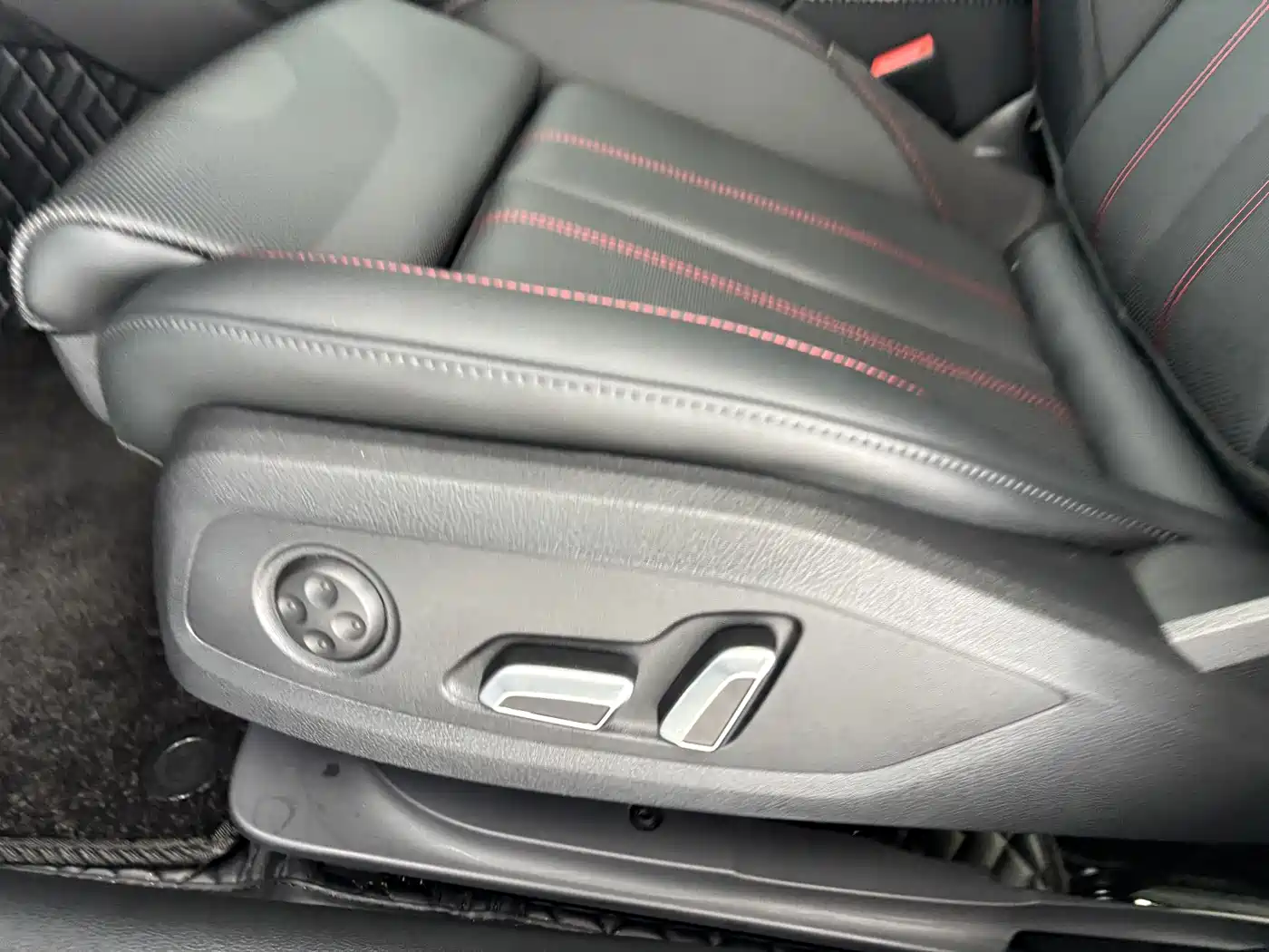 Фото 13 - Audi A4L
