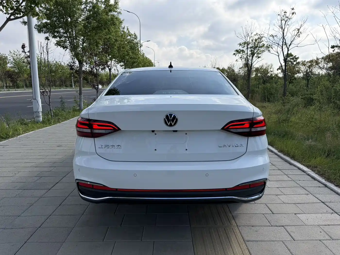 Volkswagen Lavida 2023 Facelift 1.5L Automatic 5 Million Edition фото 8