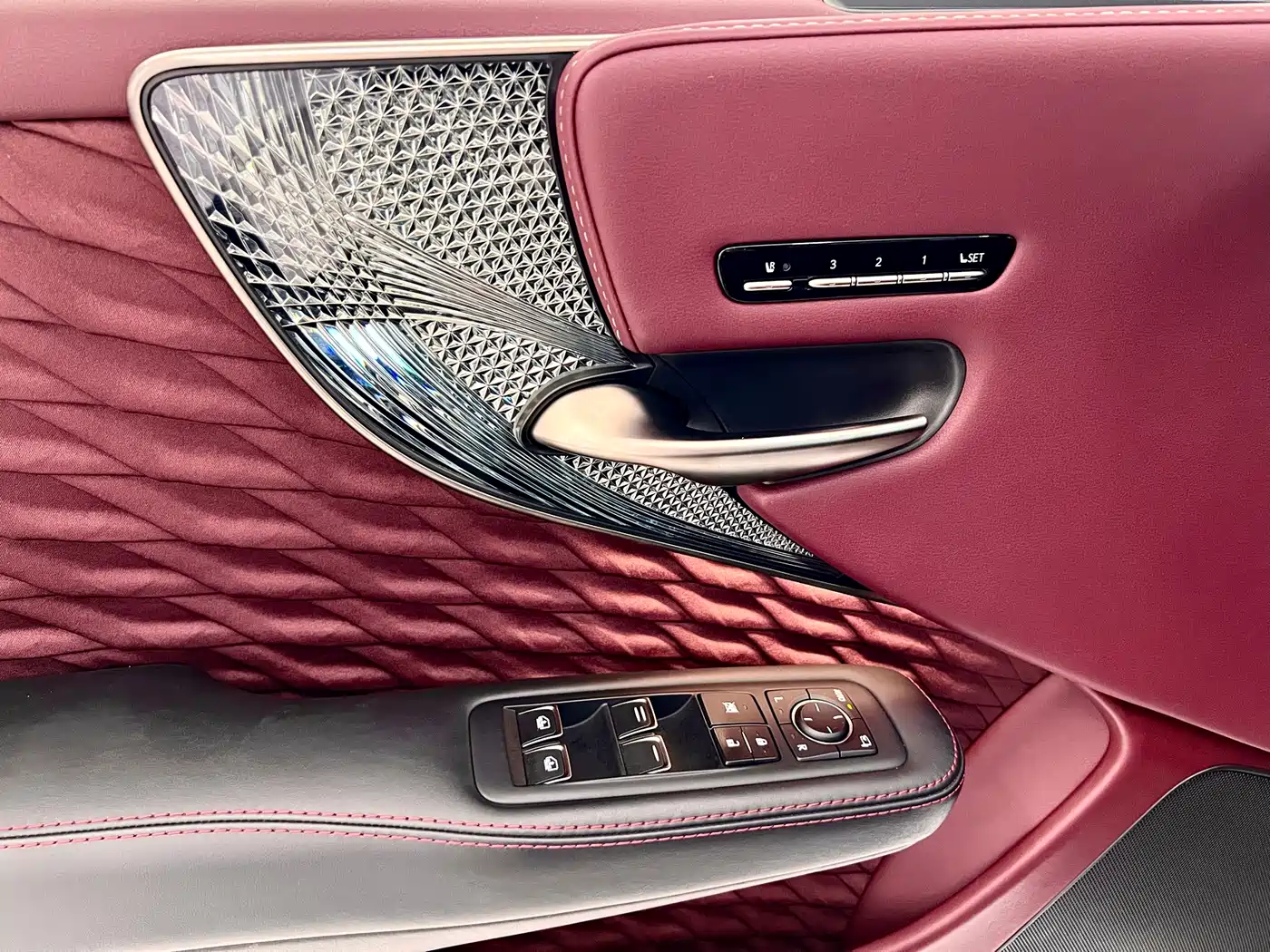 Lexus LS 2021 500h Executive Edition фото 23