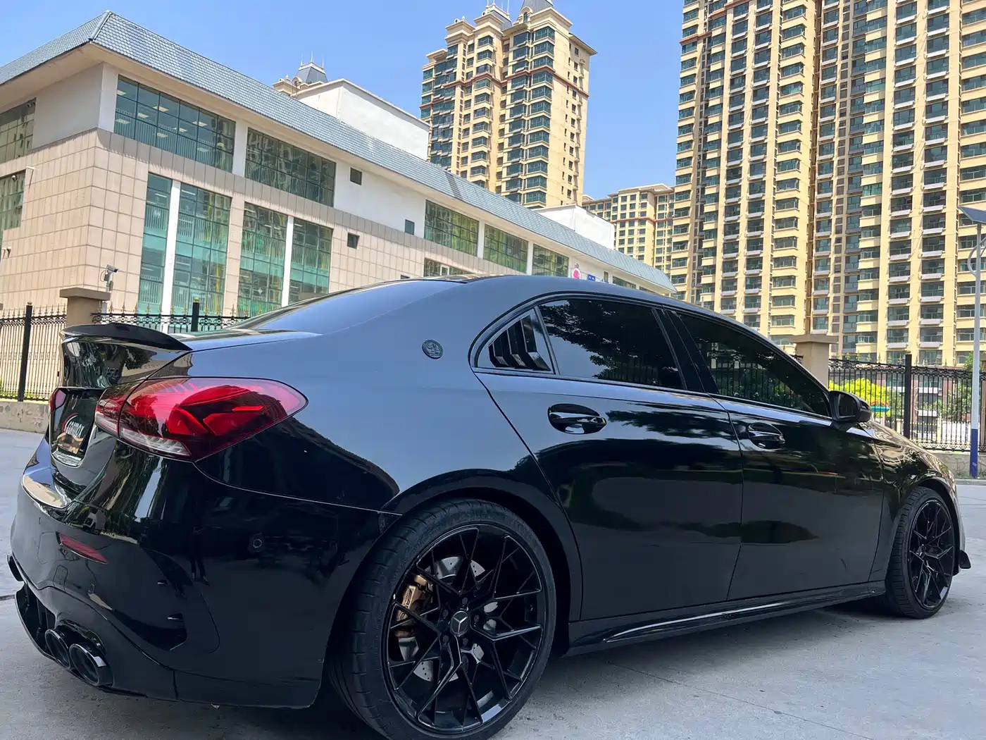 Mercedes-Benz A-Class AMG 2021 AMG A 35 L 4MATIC Blazing Night Special Edition фото 5