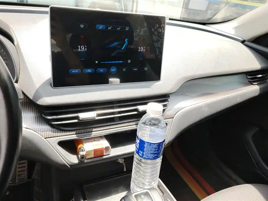 Hongqi E-QM5 2022 431km Charging Enjoyment Edition фото 13