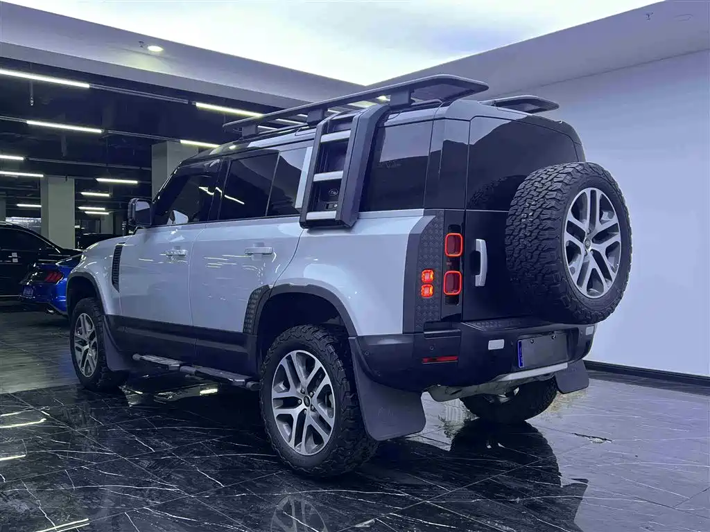 Land Rover Defender 2021 110 P400 Dark Special Edition фото 23