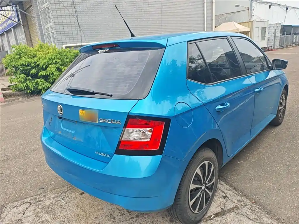 Škoda Fabia 2015 1.4L Manual Advance Edition фото 7