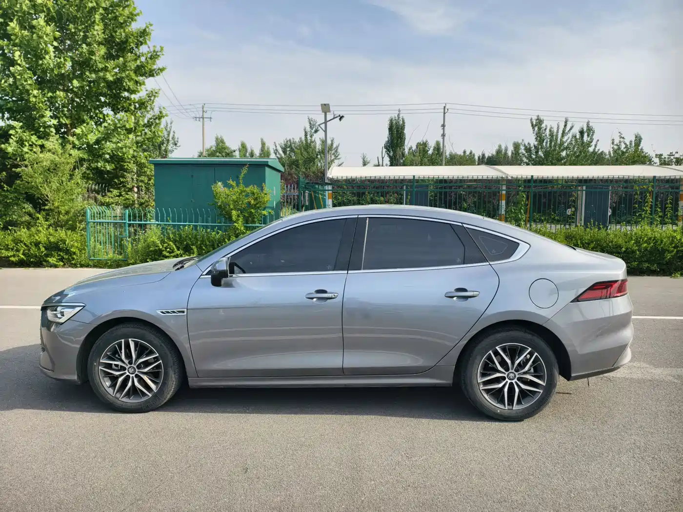 BYD Qin PLUS 2024 Glory Edition DM-i 120KM Surpass фото 7