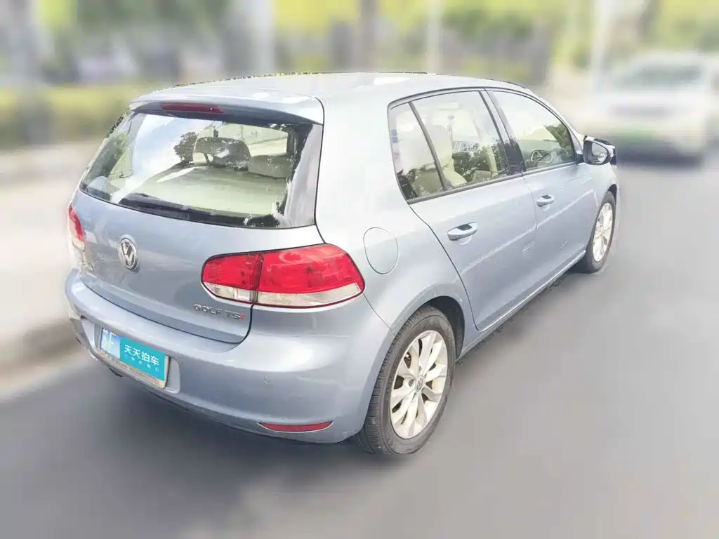 Photo 2 - Volkswagen Golf