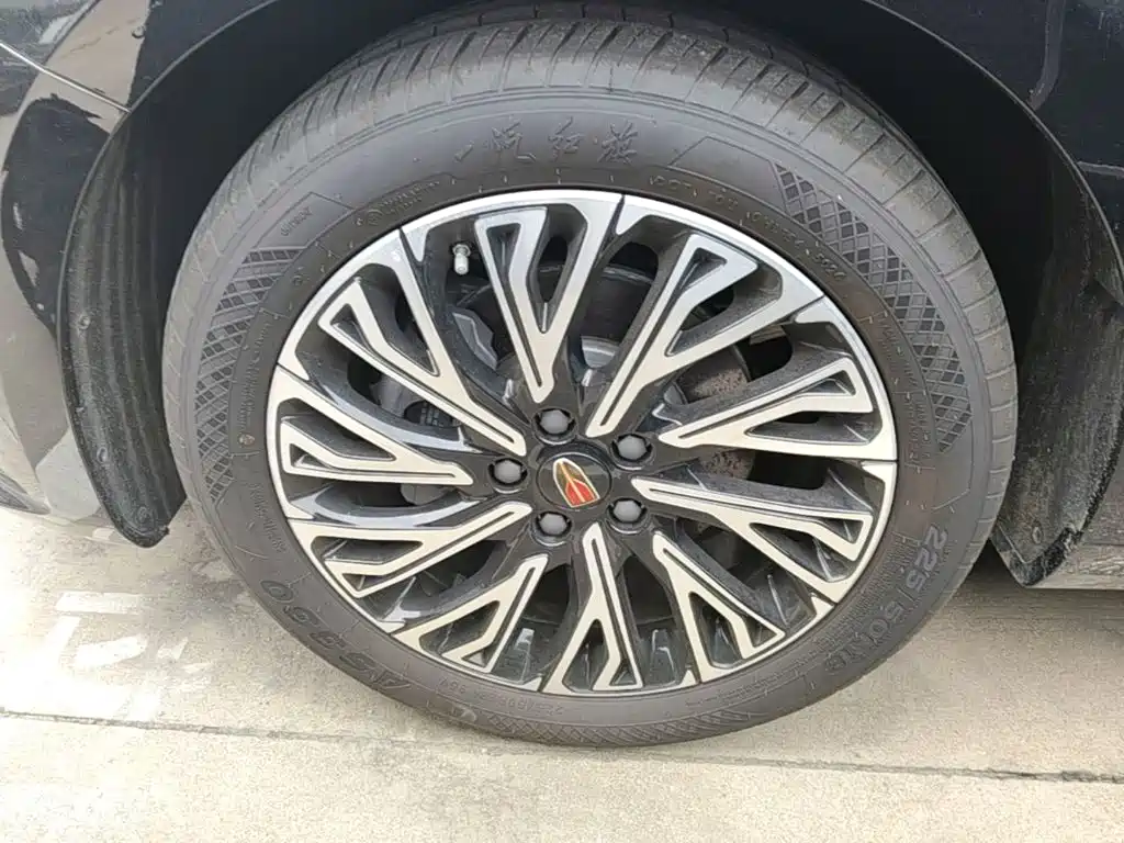 Фото 23 - Hongqi H5