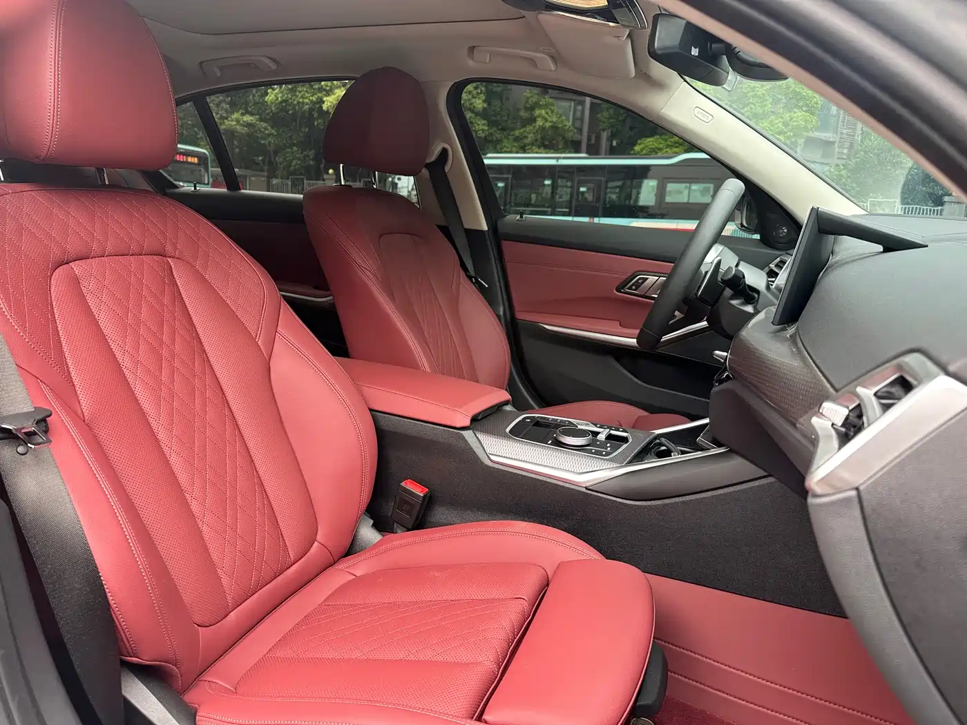 BMW 3 Series 2026 330Li M Sport Shadowline Package фото 9
