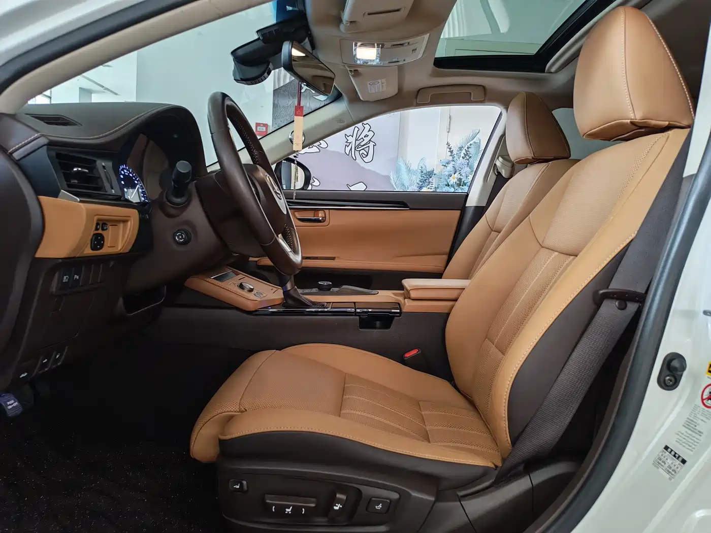 Lexus ES 2017 300h Mark Levinson Comfort Edition фото 6