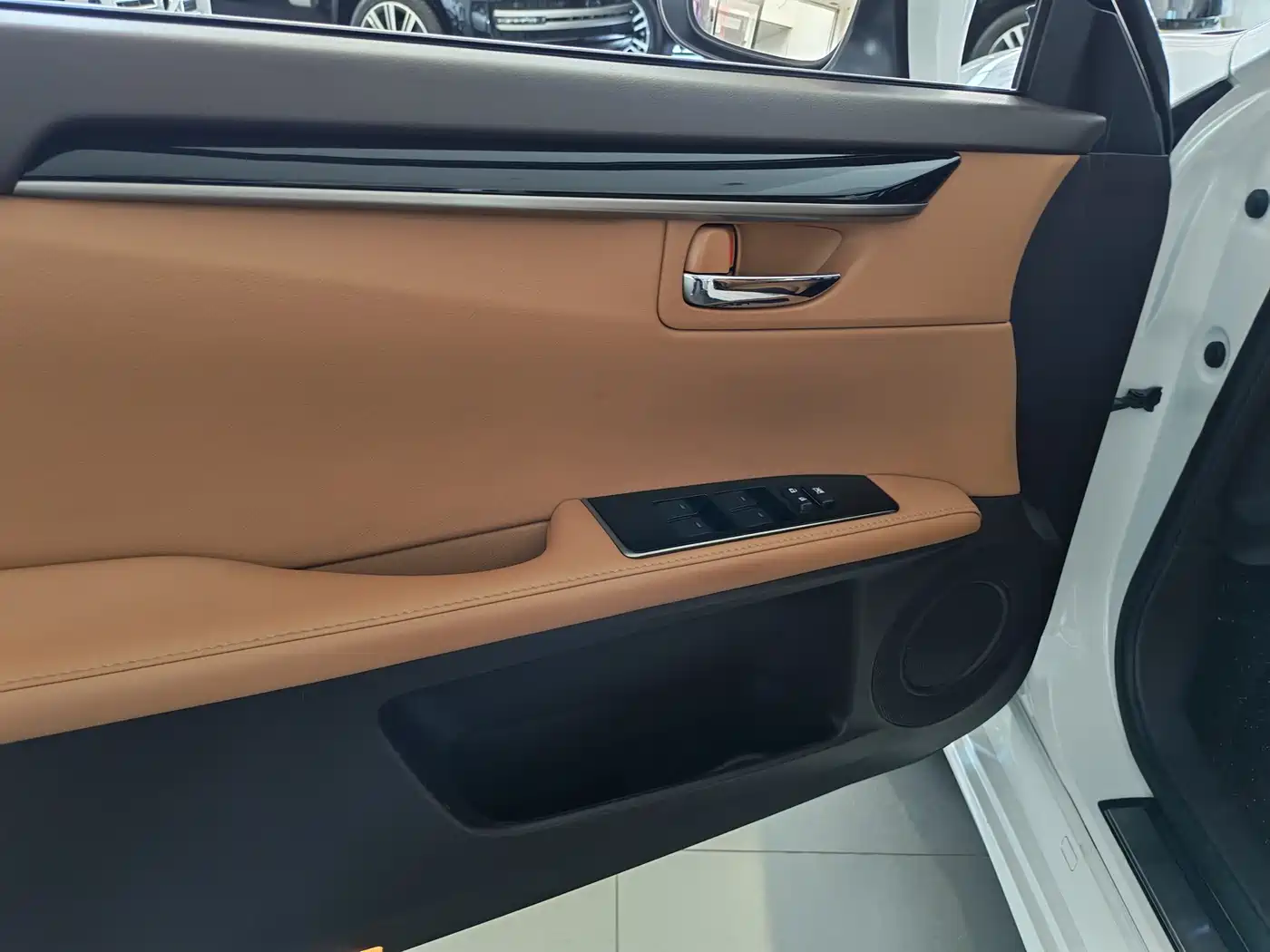 Lexus ES 2017 300h Mark Levinson Comfort Edition фото 5