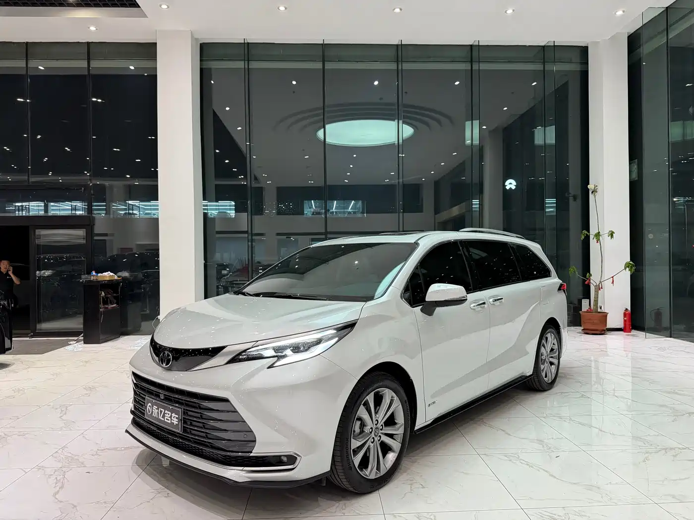 Toyota Sienna 2024 2.5L Hybrid Comfort Edition фото 2