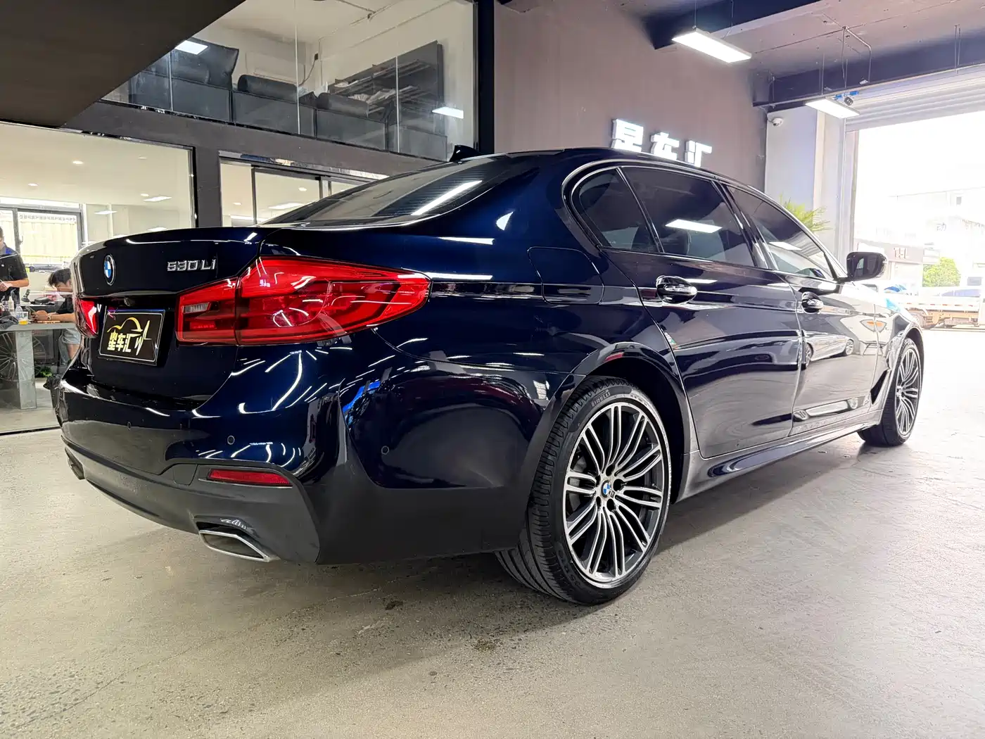 BMW 5 Series 2018 530Li Leading M Sport Package фото 13