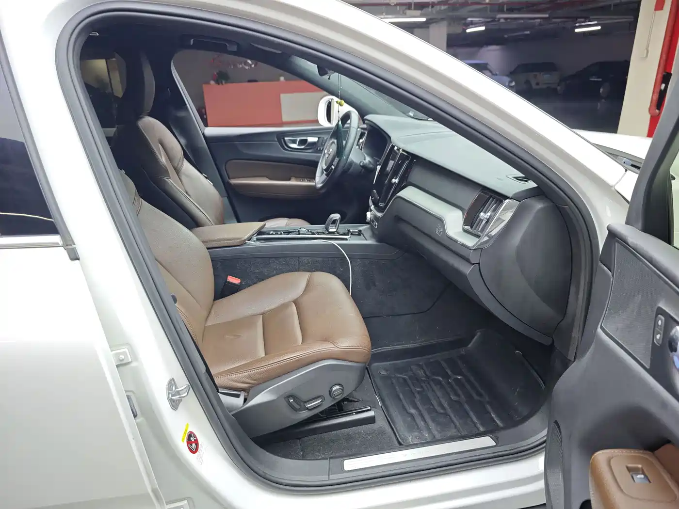 Volvo XC60 2011 2022 B5 AWD R-Design