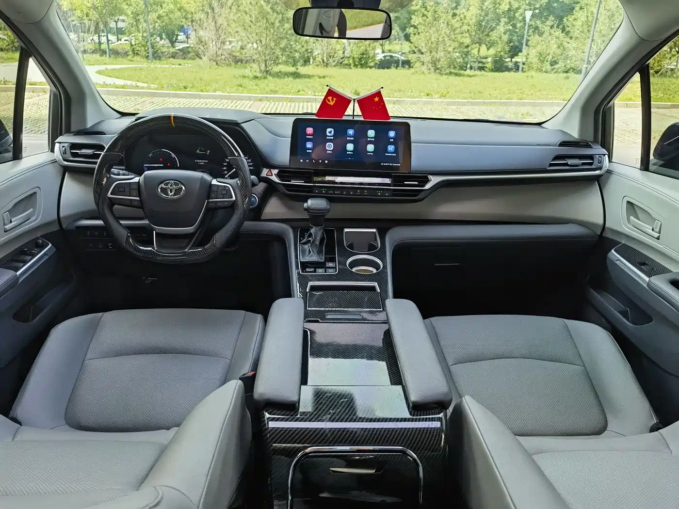 Toyota Granvia 2023 2.5L Hybrid Luxury Edition фото 10
