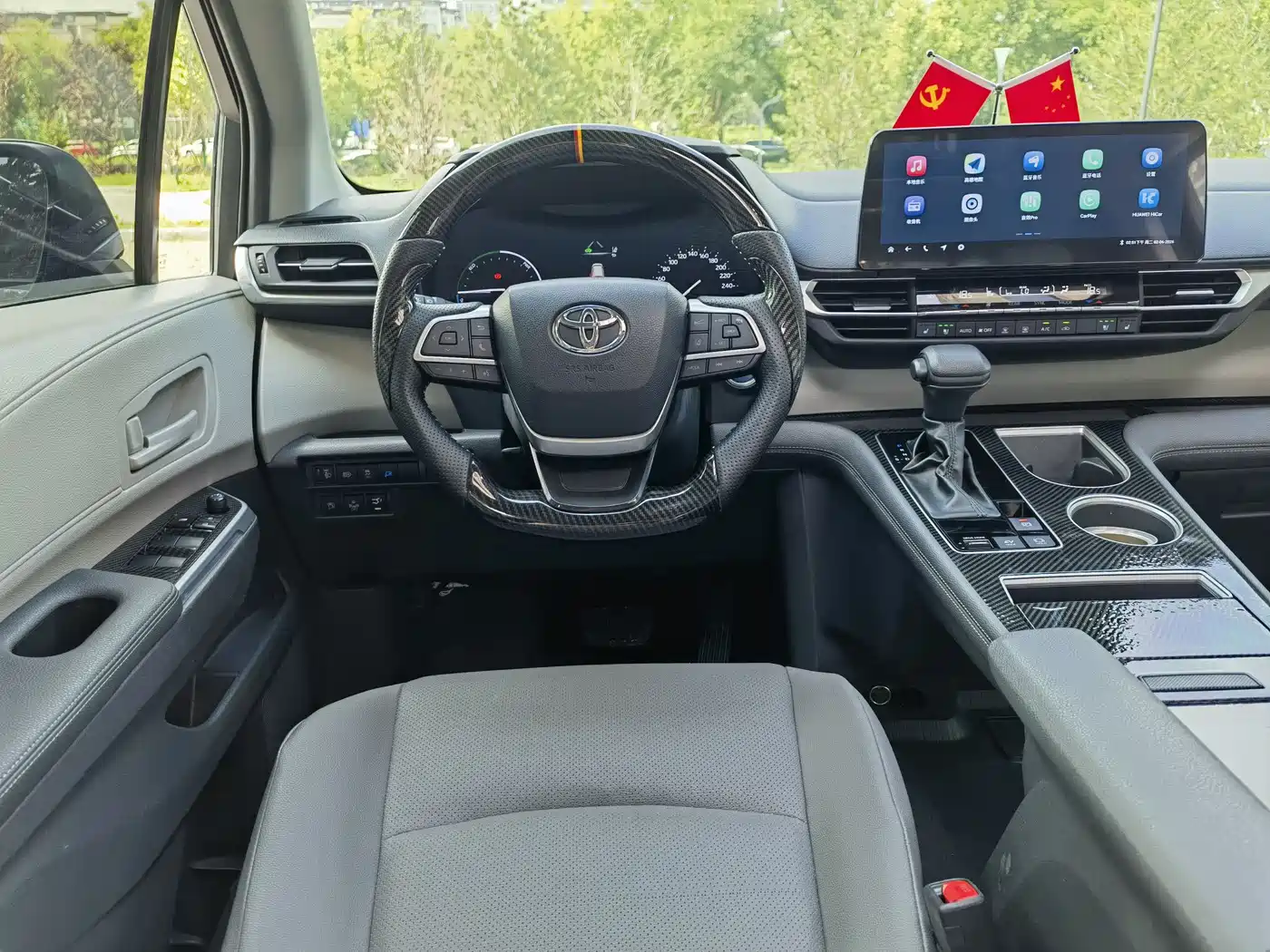 Toyota Granvia 2023 2.5L Hybrid Luxury Edition фото 11