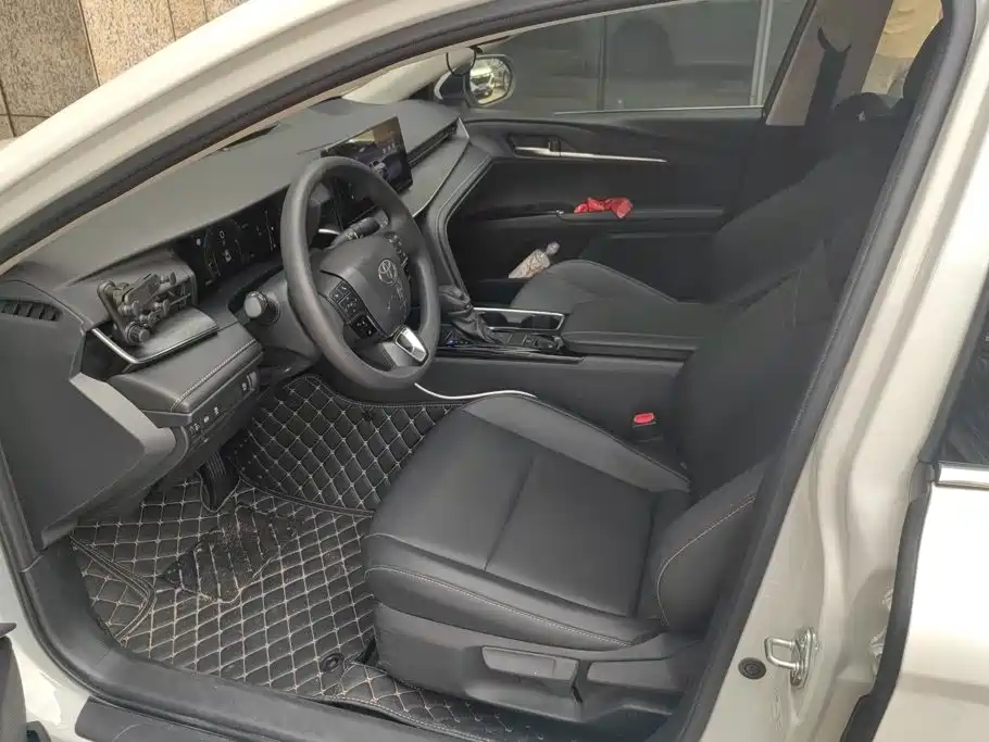 Фото 9 - Toyota Camry
