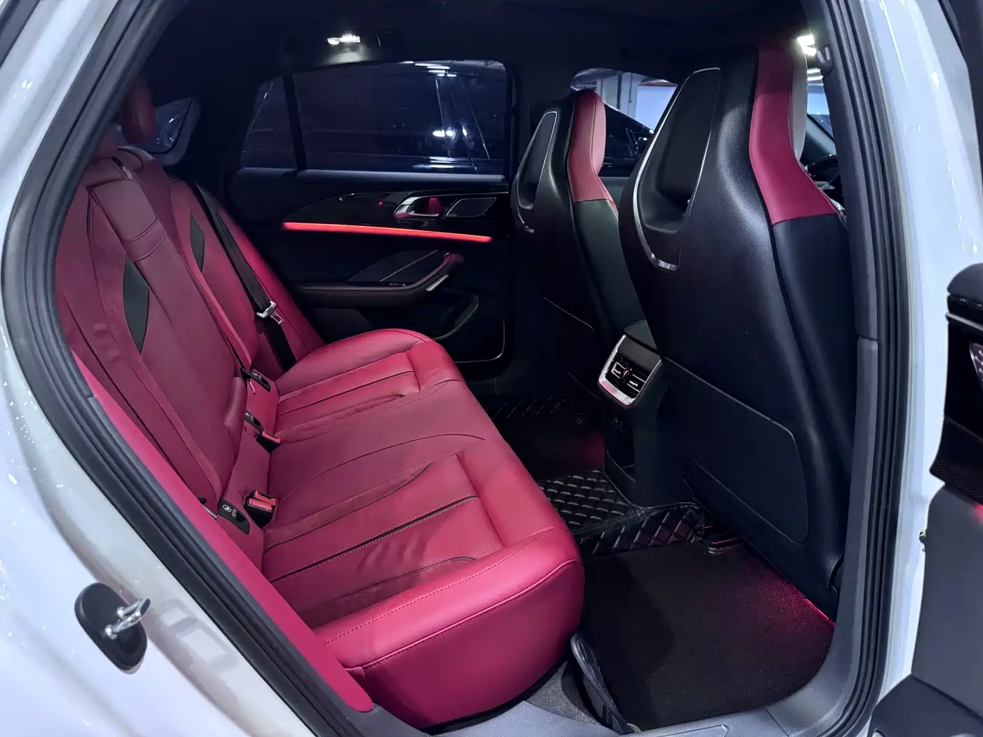 Фото 8 - Hongqi H6