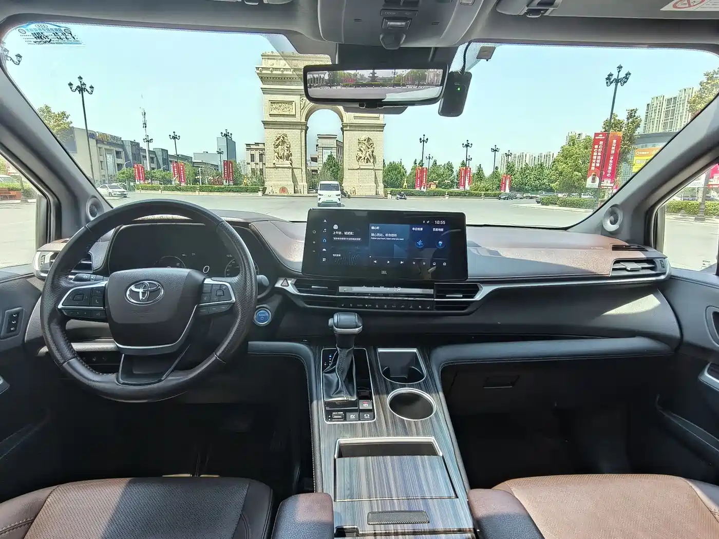 Toyota Sienna 2023 2.5L Hybrid Platinum Edition фото 13