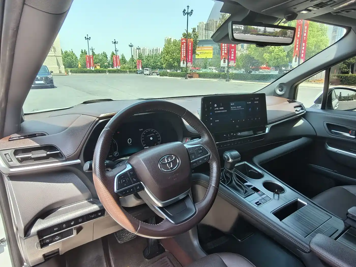 Toyota Sienna 2023 2.5L Hybrid Platinum Edition фото 12