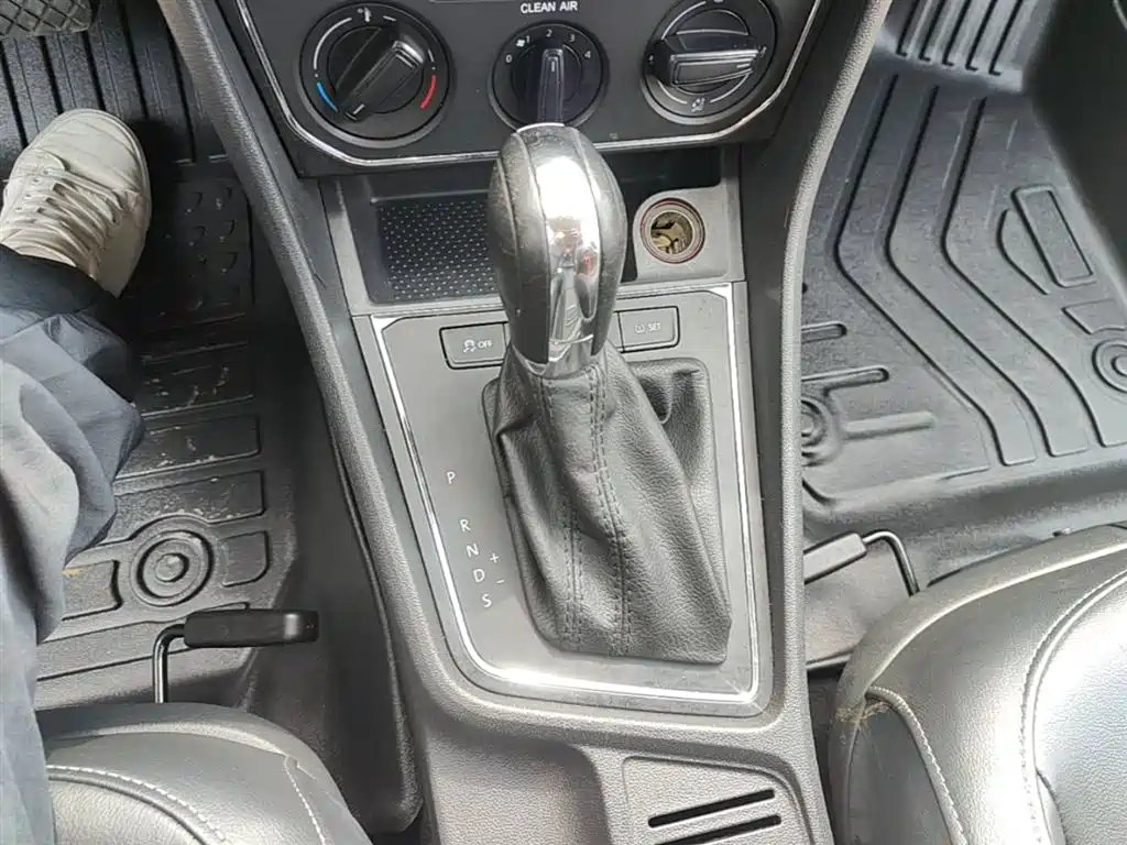 Volkswagen Lavida 2015 1.6L Automatic Comfort Edition фото 14