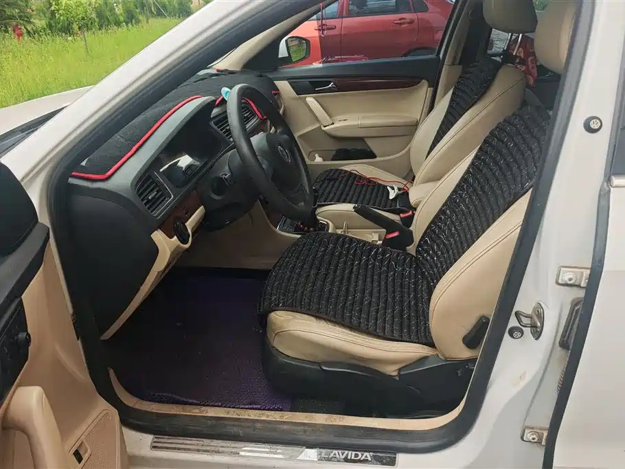 Volkswagen Lavida 2013 Facelift Classic 1.6L Manual Comfort фото 9