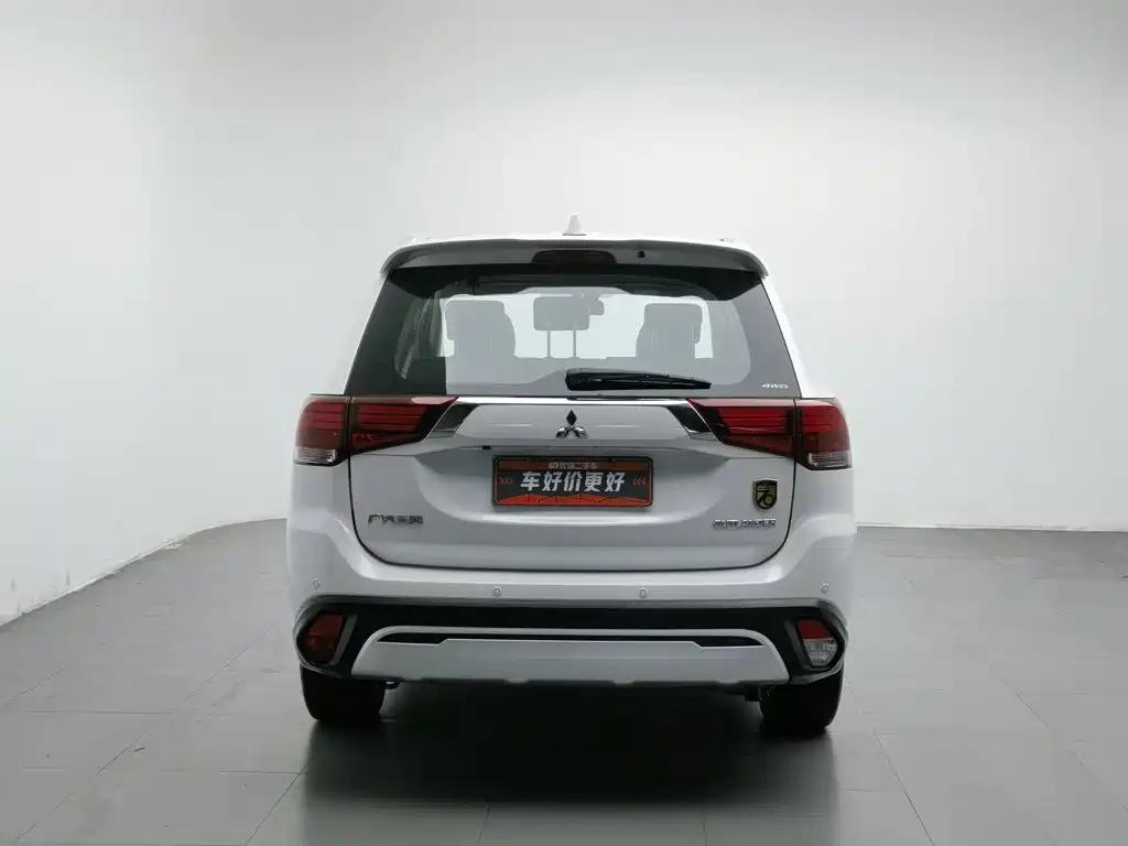 Photo 4 - Mitsubishi Outlander