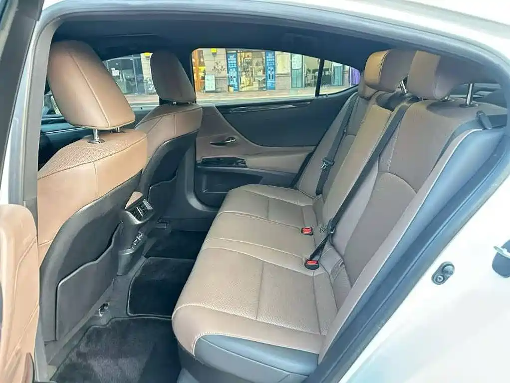 Фото 6 - Lexus ES