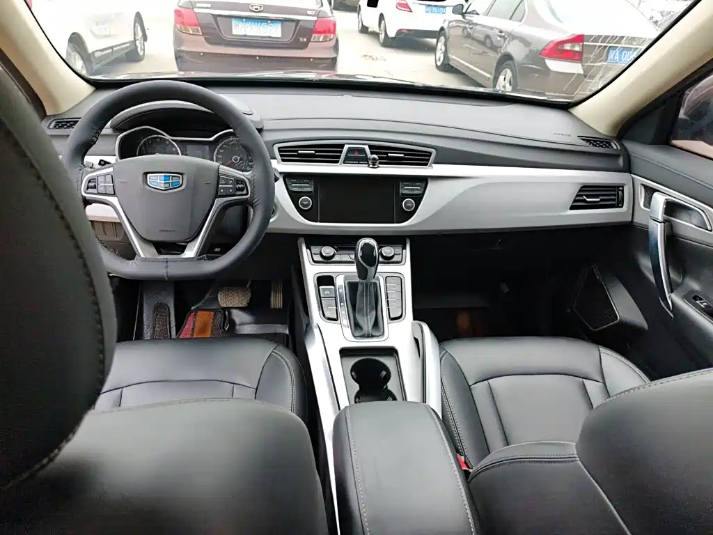 Фото 14 - Geely Atlas