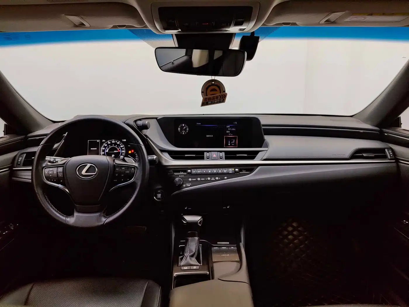Фото 6 - Lexus ES
