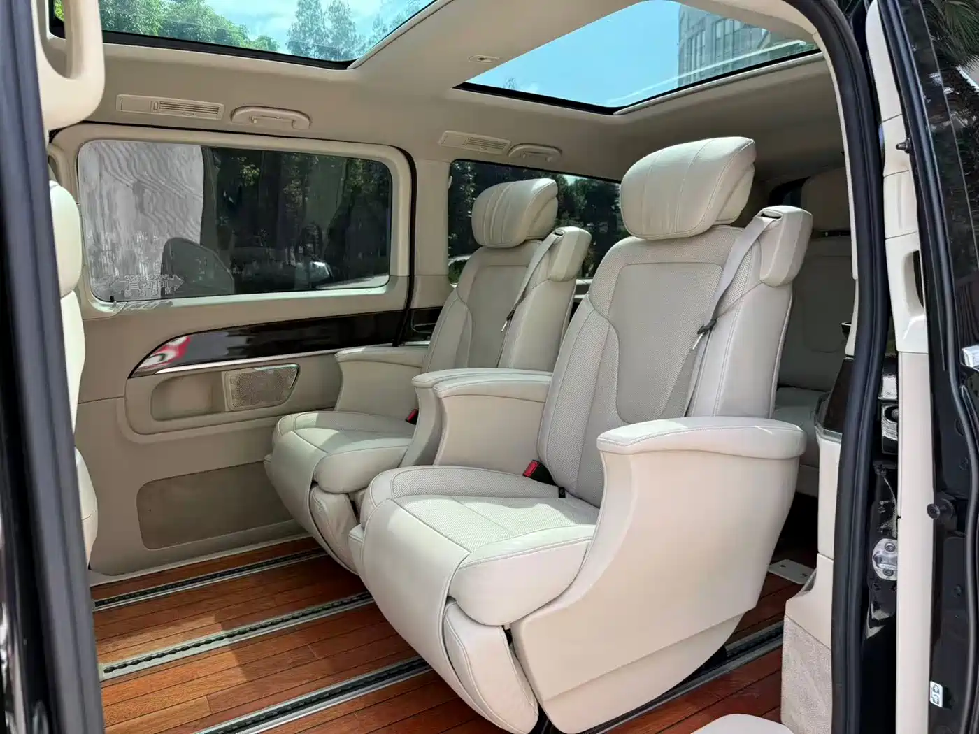 Mercedes-Benz V-Class 2018 V 260 L Premium Long Wheelbase Edition China VI фото 8
